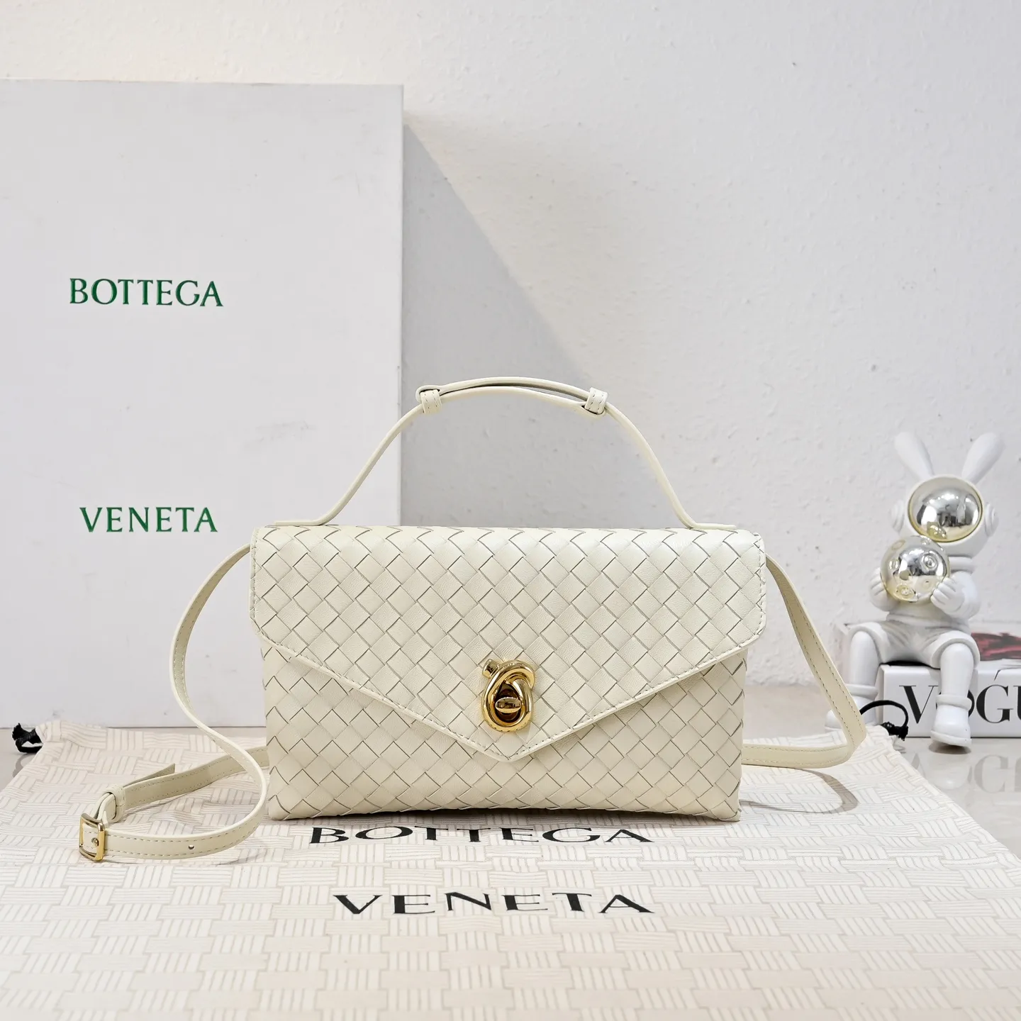Batch 1660 #Bv new Knot Lock crossbody bag 🎈2025 early spring kont lock new series is hot on the market 🔥The brand's classic weaving process, with kont's metal rotating buttons, are exquisite and eye-catching, which is a luxurious embellishment of details. The upper body is elegant and elegant, with internal double compartments + card slots + back compartment. Super versatile, multiple carrying methods, detachable shoulder strap, portable/shoulder/cross-body, retro and fashionable, easy to carry with exquisite old-line style🫴 Model: 7191 Size: 25x16x5.5
